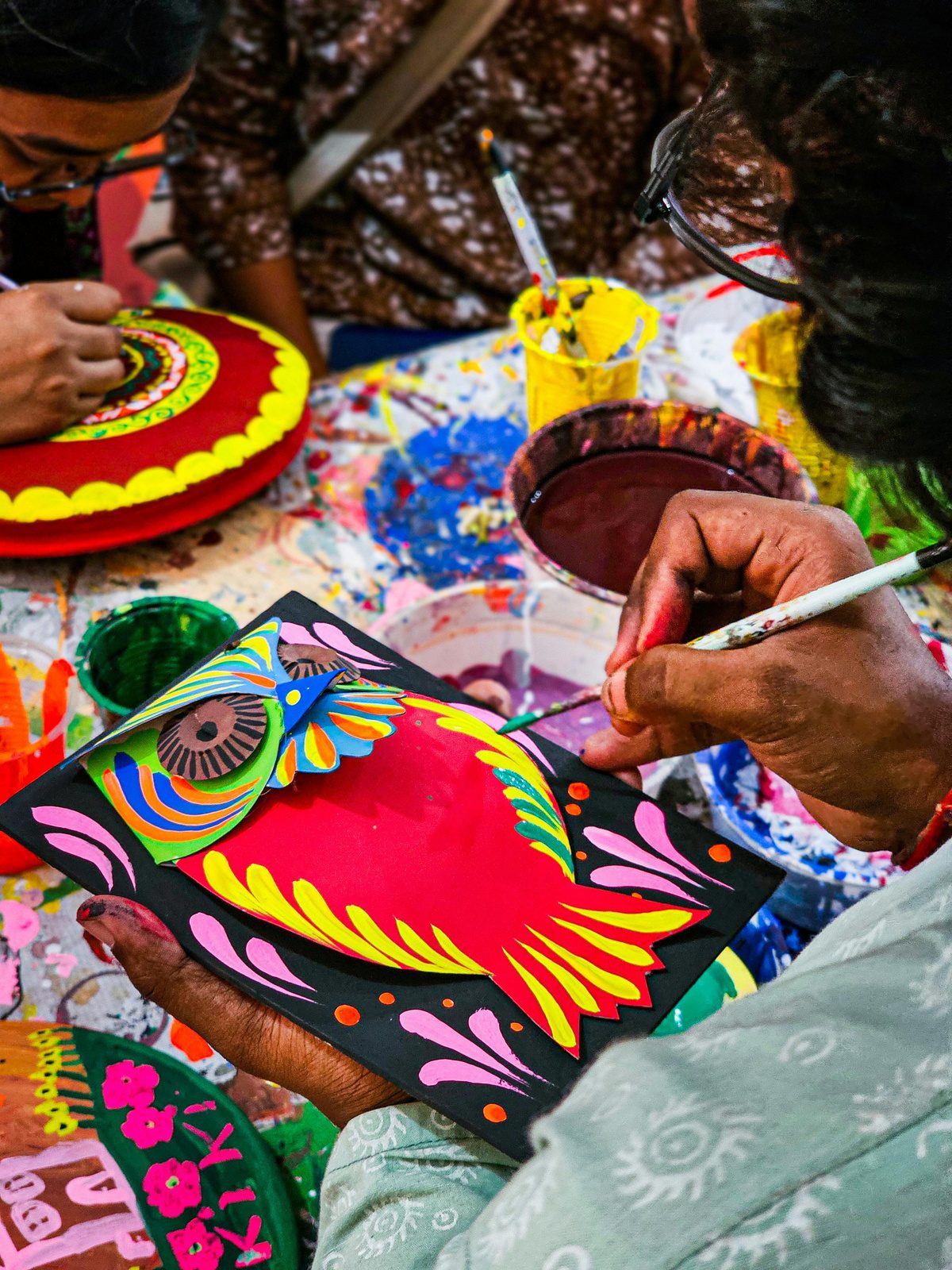 Pessoas participando de uma sessão de arteterapia em grupo
